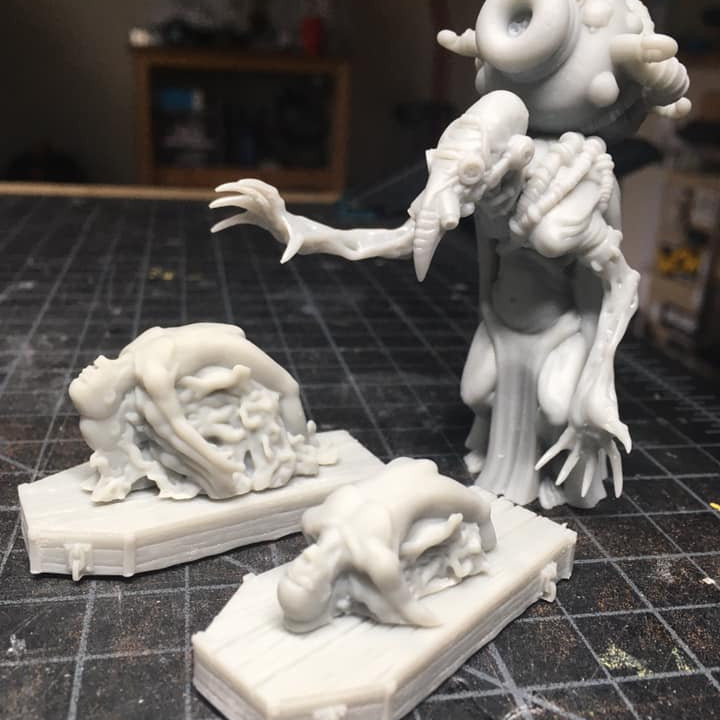 Seelensammler mit Seelenurne & Särgen – 3D-gedruckte Resin-Miniatur | Gruselige Fantasy-Figur für Tabletop & Rollenspiel | Unbemalt