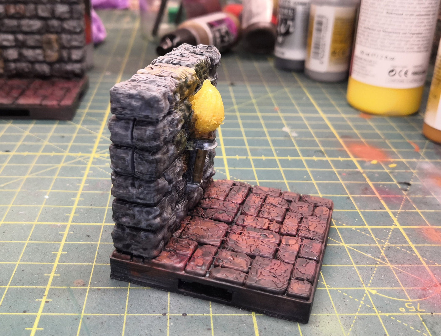 Castle - Wand mit Fackel (LED) 3D gedrucktes Gelände von Fat Dragon Games, Ultimate Dragonlock Scenery oder Terrain für 28mm Tabletop Gaming