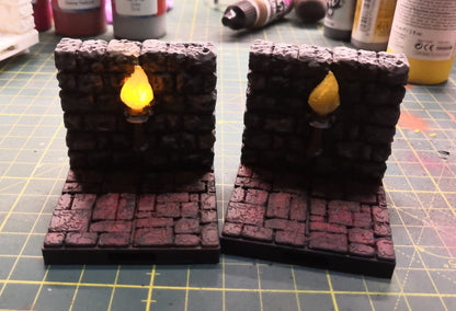 Castle - Wand mit Fackel (LED) 3D gedrucktes Gelände von Fat Dragon Games, Ultimate Dragonlock Scenery oder Terrain für 28mm Tabletop Gaming