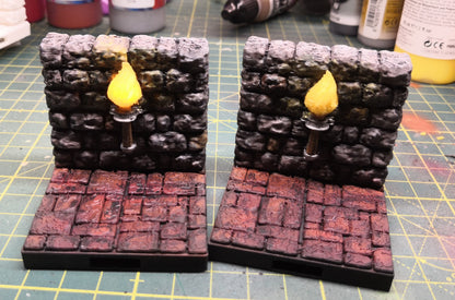 Castle - Wand mit Fackel (LED) 3D gedrucktes Gelände von Fat Dragon Games, Ultimate Dragonlock Scenery oder Terrain für 28mm Tabletop Gaming
